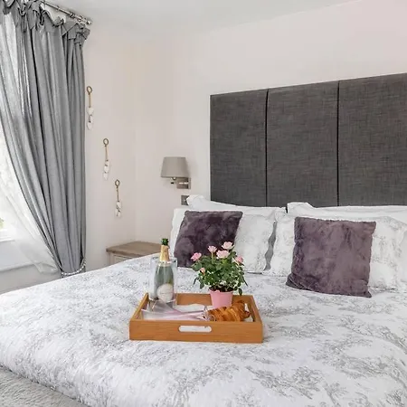 Lovely 4 Bedroom Townhouse-3